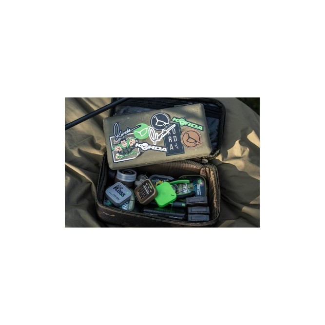 COMPAC 140 TACKLE POUCH DARK KAMO Korda